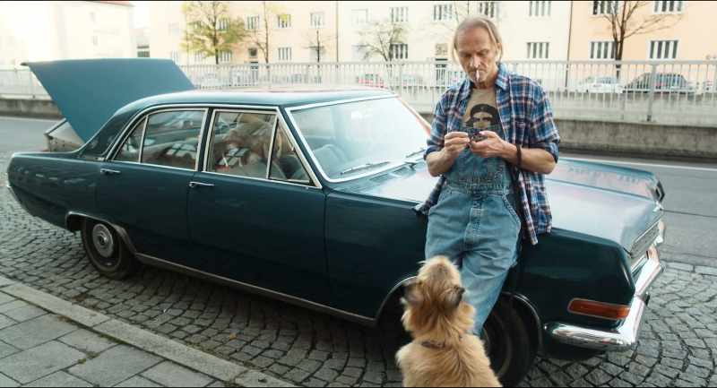 [lautes Stuhlrücken]