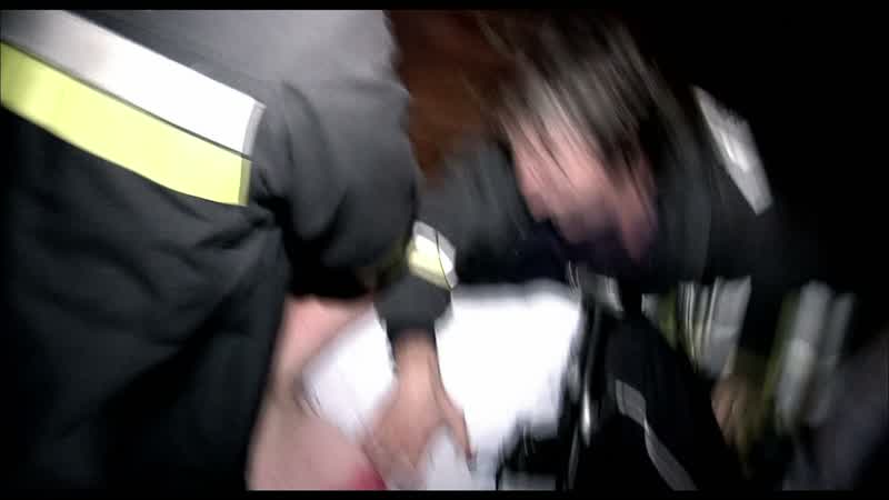 �Le está mordiendo, joder!