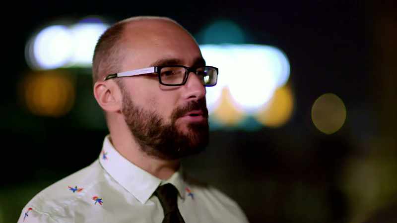 Le persone arrabbiate e aggressive che si scatenano