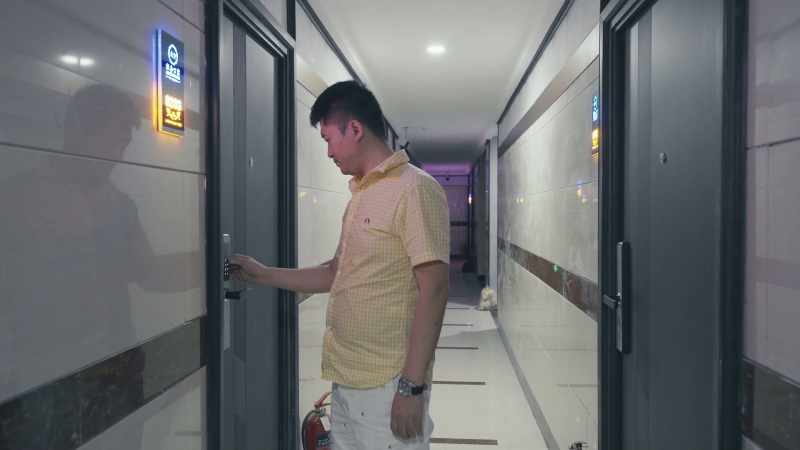 Lee is a seasoned trainer in Yiwu