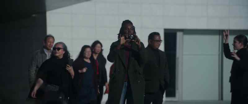 [lens zooming]