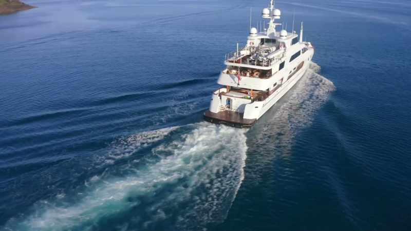 Let'’s go, deck team, two on foredeck, please