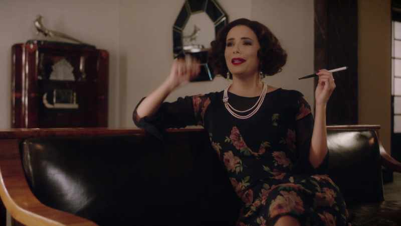 Let's draw Margot. - Oh, no, not again, darling