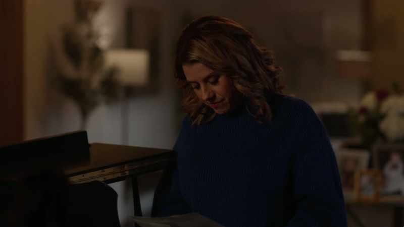 [Lia plays the piano]