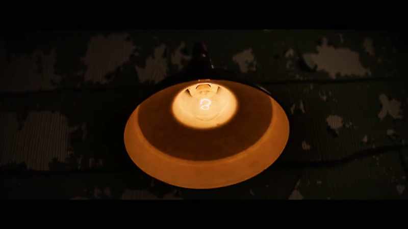 [light bulb crackling]