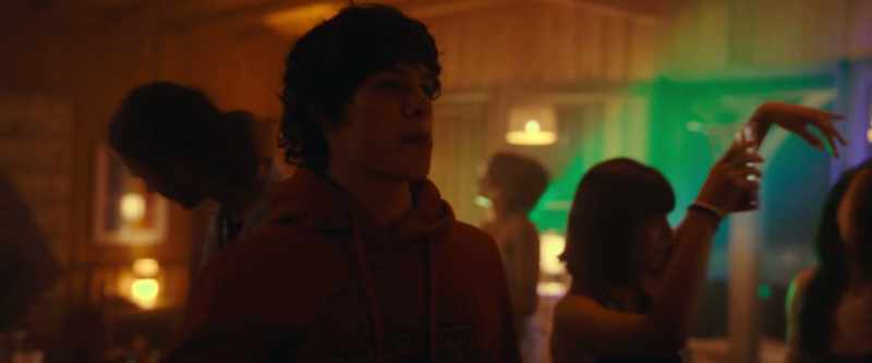 (lively chatter)