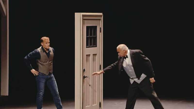 [llamando a la puerta]