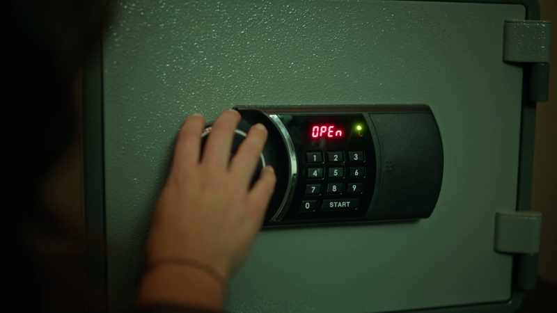 (lock tumbling)