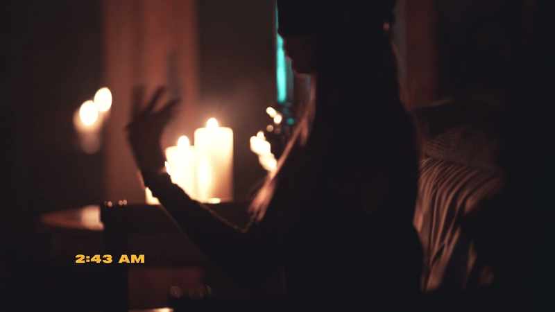 Look at her hands! Look at her hands!