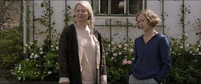 Look at mine, Mum! - Aren't they nice!