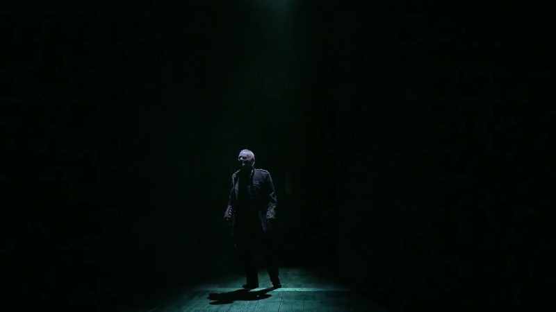 � Look, my lord, it comes! ― Looks it not like the king?