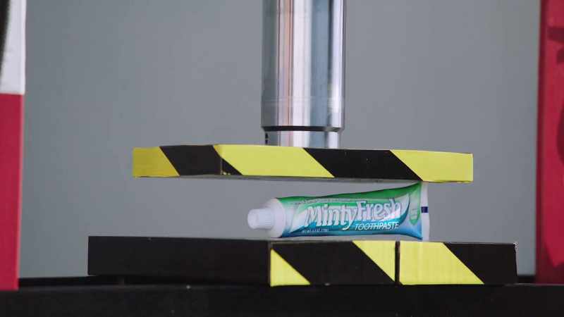 Lookie, toothpaste. -(BEAKER MEEPS)