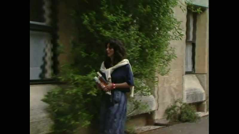 Looking at Ghislaine Maxwell striding around Oxford