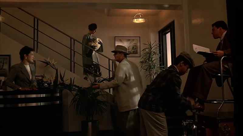 Lucy, what's going on? - I don't know, Mr Gittes
