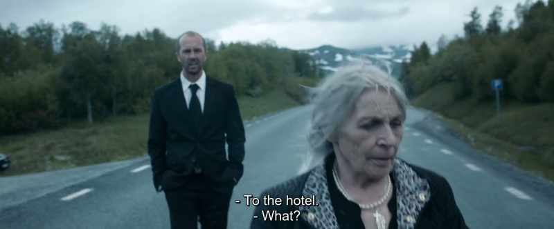 Mã duc la hotel. - Cum?
