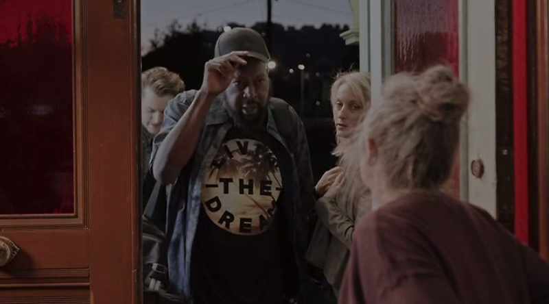 Ma'am. Where's the shitter?