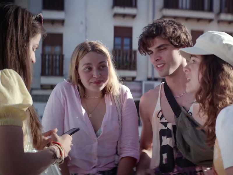Maca, come on. Pretty please. -(indistinct chatter)