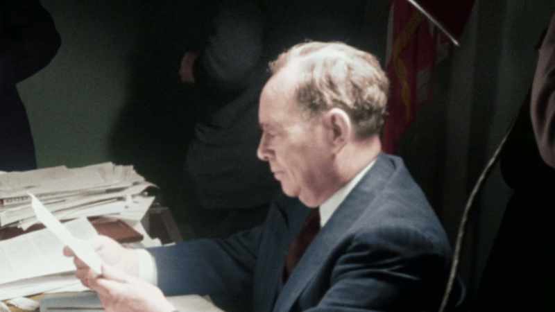 MacARTHUR IS NOW PUBLICLY CHALLENGING THE PRESIDENT