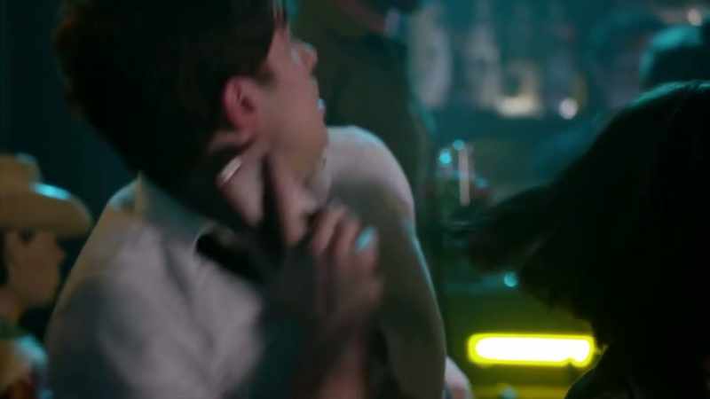 (male ♪1) 'Last call, folks!'