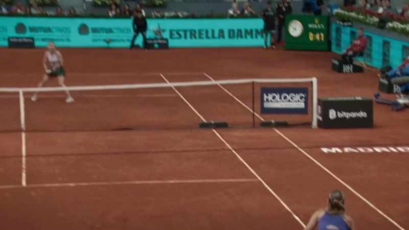 [male commentator] Set point