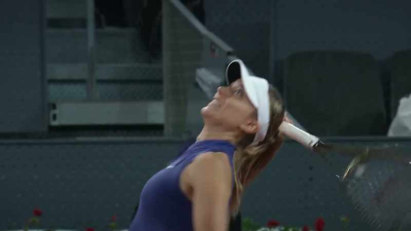 [male commentator] She's on the doorstep. Match point