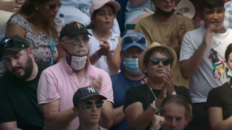 [male commentator] That's what they came to see