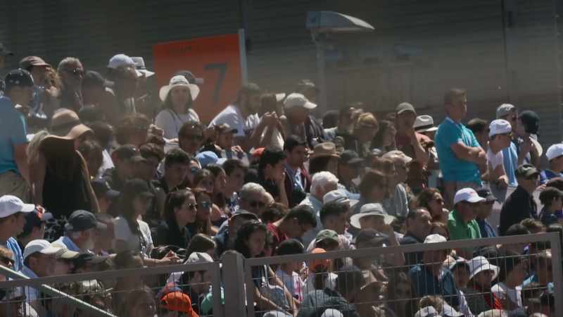 [male commentator] Welcome back to quarter finals day