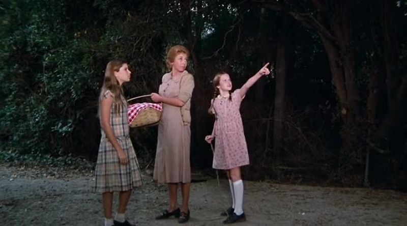 Mama, there is somebody there