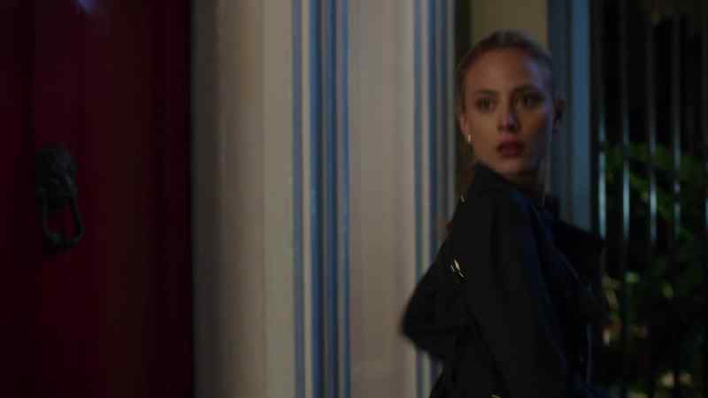 MAN: Chloe Tousignant? - Oui