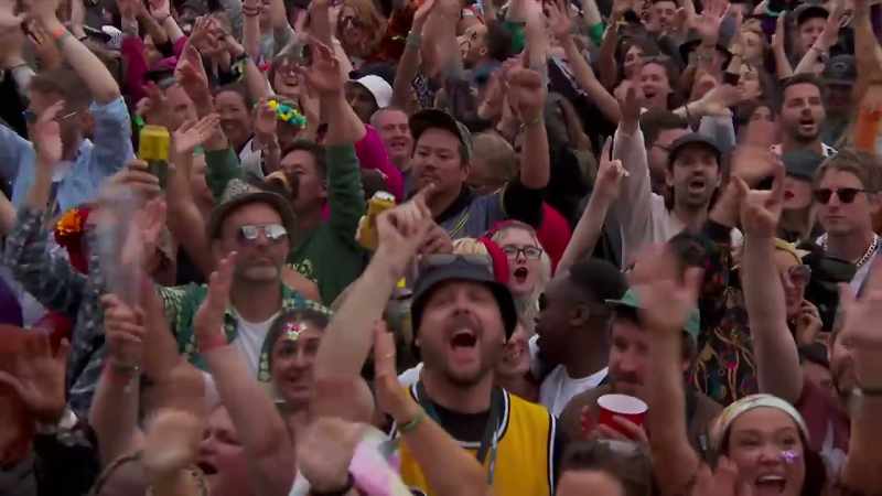 Man: Glastonbury, make some noise for tlc!