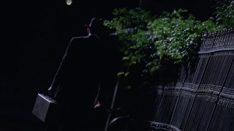 [MAN PLAYING JAZZ MUSIC ON SAXOPHONE]