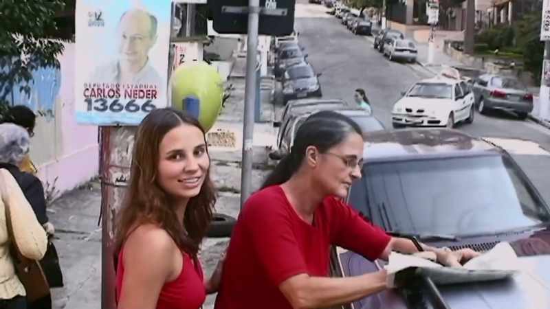 Marília's giving Petra instructions
