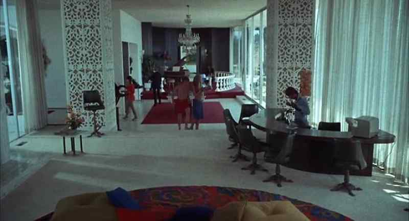 Max's entourage, always in residence