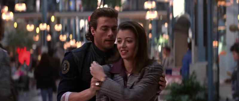 Melissa... don't turn around. - Why? What's wrong?