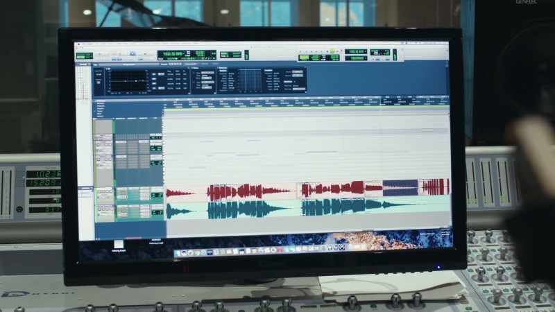 �� (MELODIC SAXOPHONE MUSIC PLAYING OVER SPEAKERS) ♪