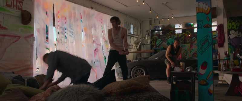 (men grunting)
