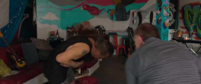 (men grunting)
