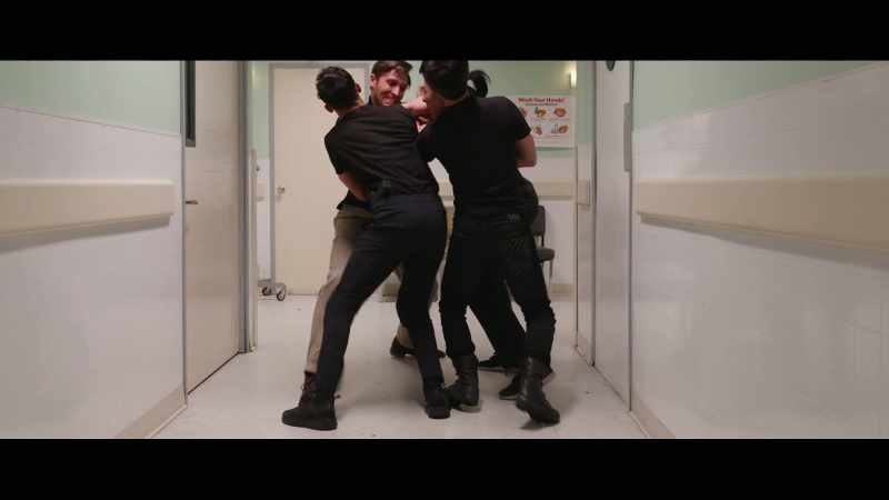 (men grunting)