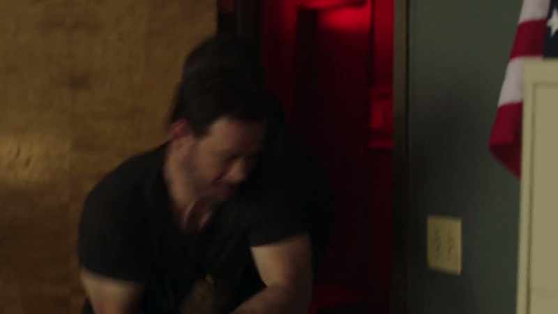(men grunting)