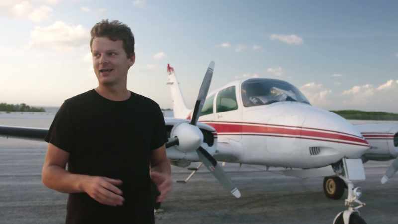 Microsoft Flight Simulator has lessons and it's excellent