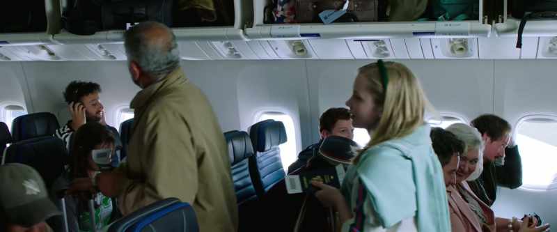 Middle seat gets both armrests. - Give me a tablet