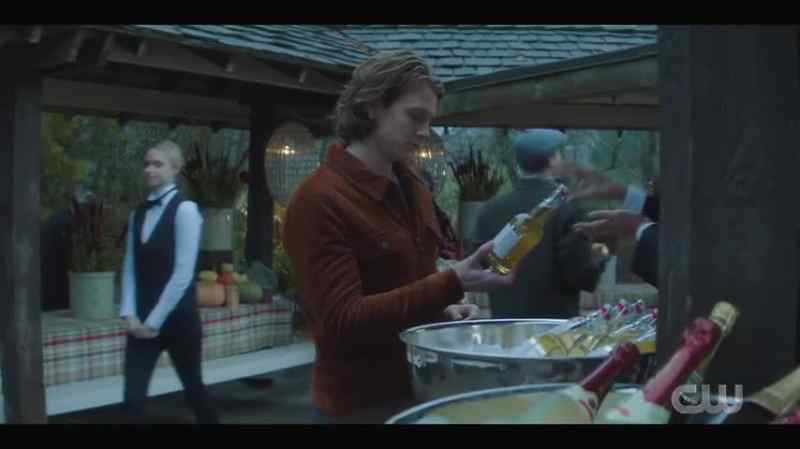Miladies, would you care for a beverage?