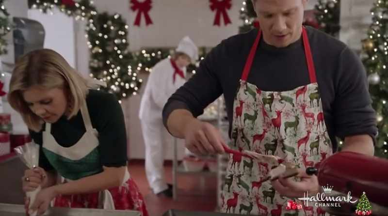 �� Mistletoe hung where you can see, ♪
