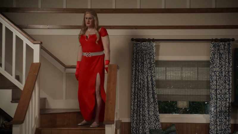Mom, would you please help me with my girdle?