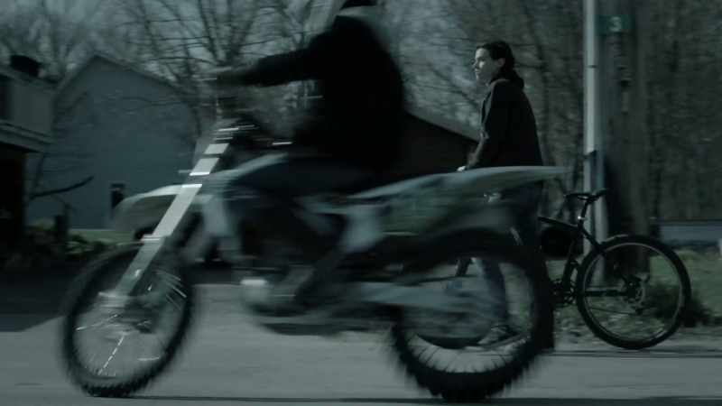 [motorcycle motor droning]