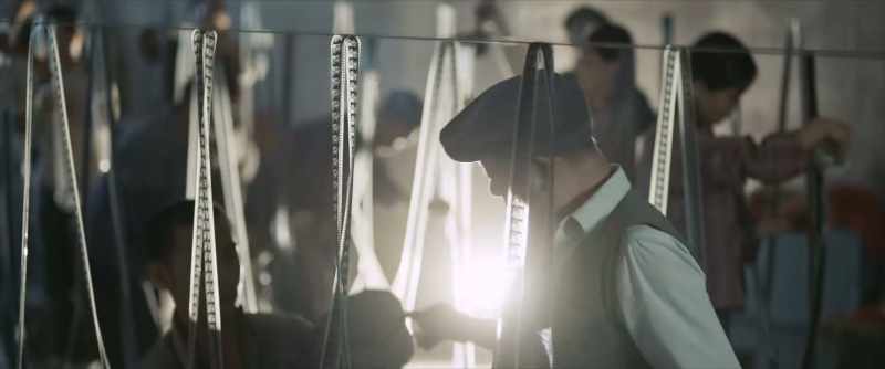 [Mr. Movie] Hold the sides, not the middle