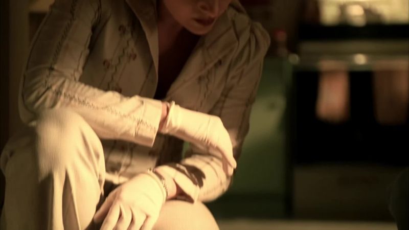 Μια κόλλα χαρτί σε λίμνη αίματος