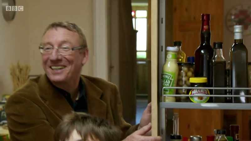 Mum, look! - Look! We've got a pull-out larder!