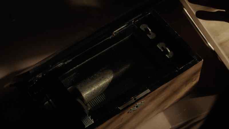 (music box playing Schubert's 