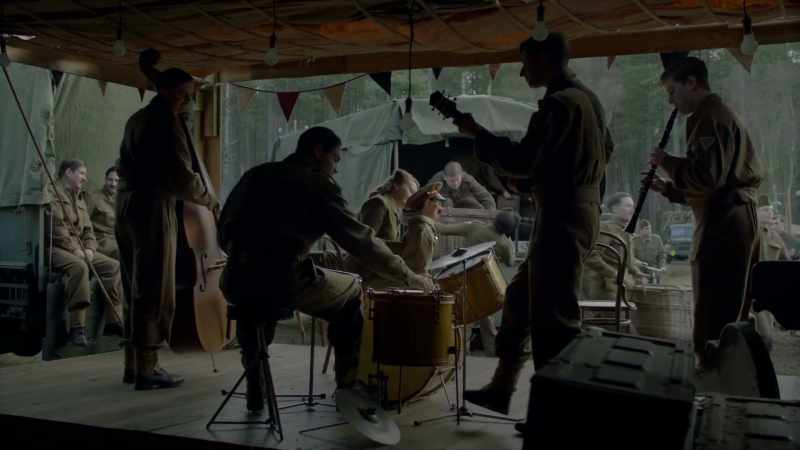 MUSIC PLAYS